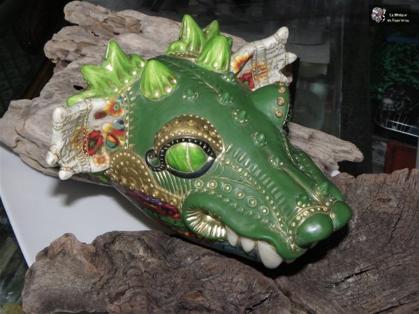 Sculpture d'argile polymère en forme de tête de chimère ou de dragon