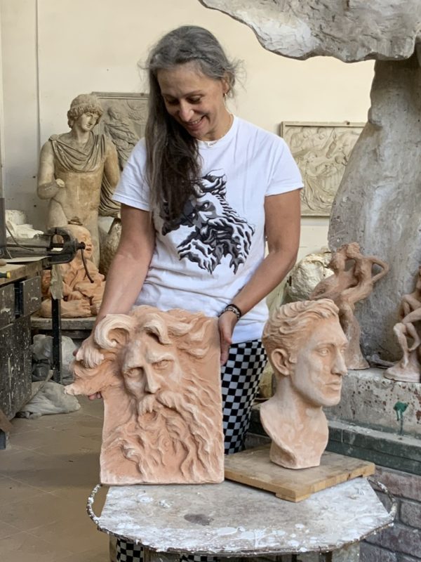Mienville con le sculture in aula del Patti in Accademia di belle Arti di Firenze